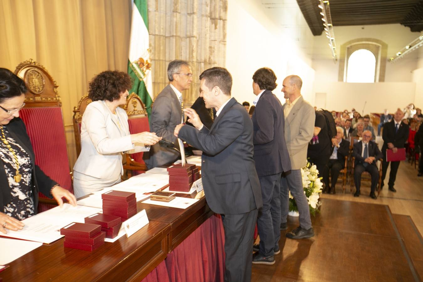 El Crucero del Hospital Real acogió ayer viernes el acto de entrega de medallas y distinciones honoríficas por parte de la UGR a miembros de la comunidad universitaria, presidido por la rectora Pilar Aranda