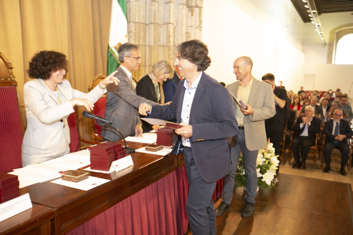 El Crucero del Hospital Real acogió ayer viernes el acto de entrega de medallas y distinciones honoríficas por parte de la UGR a miembros de la comunidad universitaria, presidido por la rectora Pilar Aranda