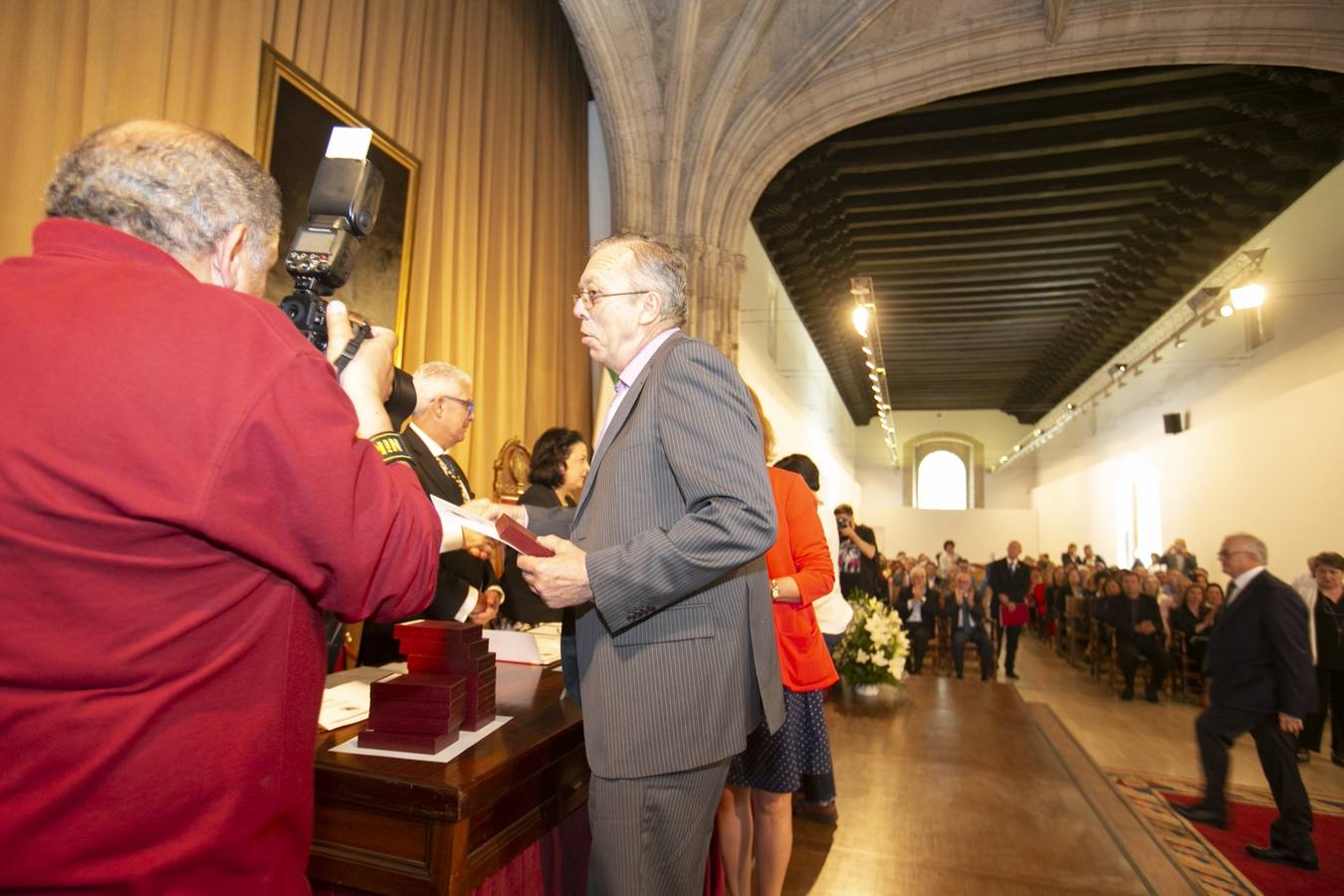 El Crucero del Hospital Real acogió ayer viernes el acto de entrega de medallas y distinciones honoríficas por parte de la UGR a miembros de la comunidad universitaria, presidido por la rectora Pilar Aranda