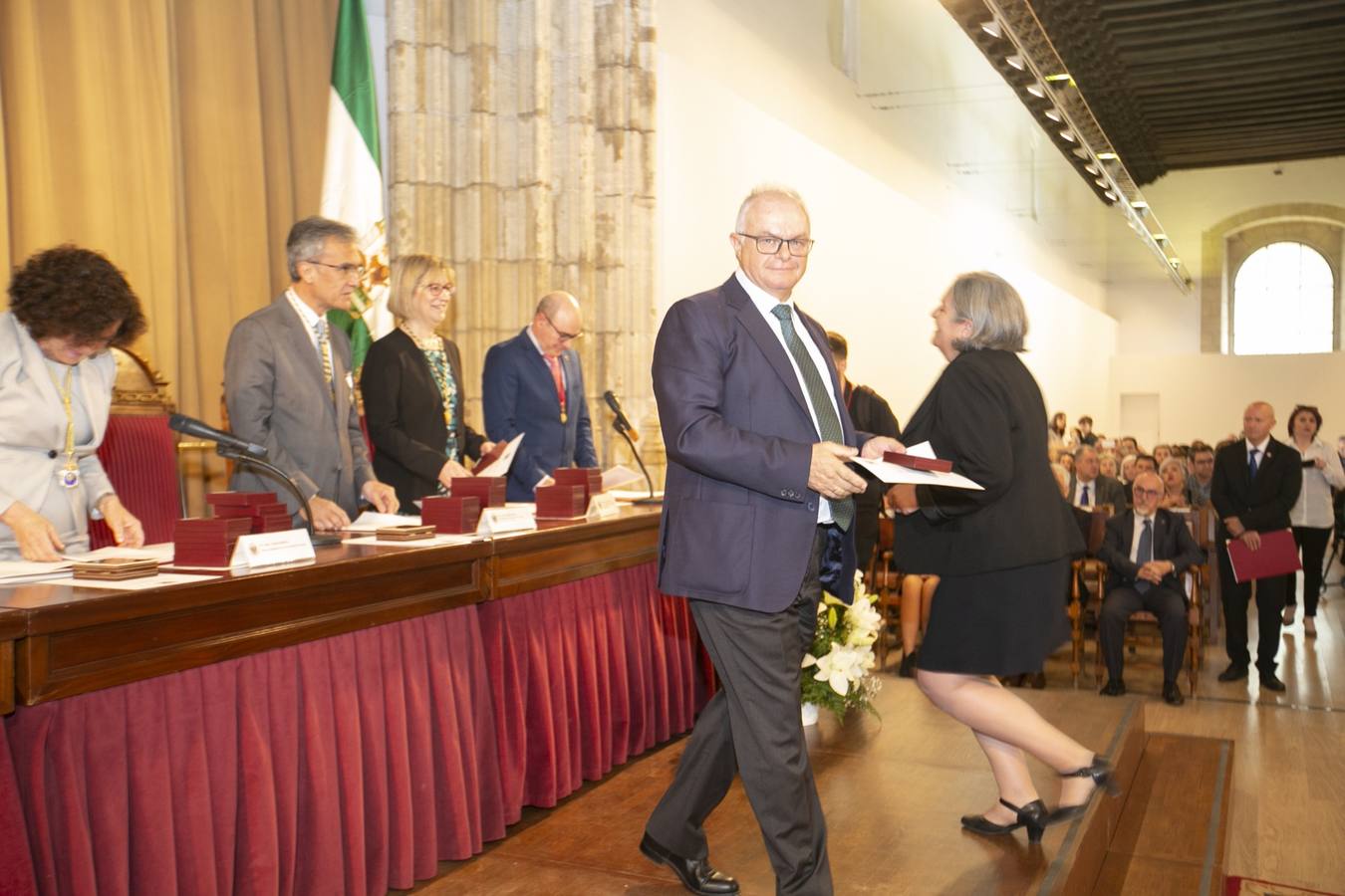 El Crucero del Hospital Real acogió ayer viernes el acto de entrega de medallas y distinciones honoríficas por parte de la UGR a miembros de la comunidad universitaria, presidido por la rectora Pilar Aranda