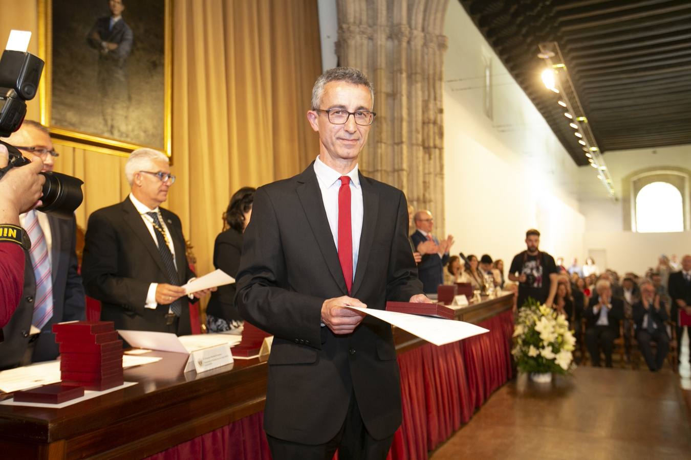 El Crucero del Hospital Real acogió ayer viernes el acto de entrega de medallas y distinciones honoríficas por parte de la UGR a miembros de la comunidad universitaria, presidido por la rectora Pilar Aranda