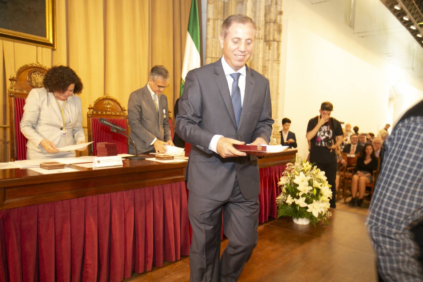 El Crucero del Hospital Real acogió ayer viernes el acto de entrega de medallas y distinciones honoríficas por parte de la UGR a miembros de la comunidad universitaria, presidido por la rectora Pilar Aranda