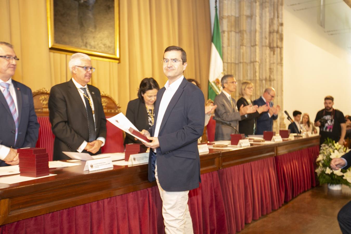 El Crucero del Hospital Real acogió ayer viernes el acto de entrega de medallas y distinciones honoríficas por parte de la UGR a miembros de la comunidad universitaria, presidido por la rectora Pilar Aranda