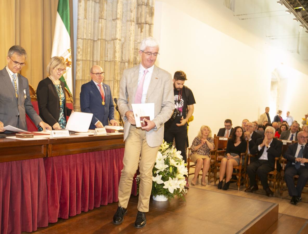 El Crucero del Hospital Real acogió ayer viernes el acto de entrega de medallas y distinciones honoríficas por parte de la UGR a miembros de la comunidad universitaria, presidido por la rectora Pilar Aranda