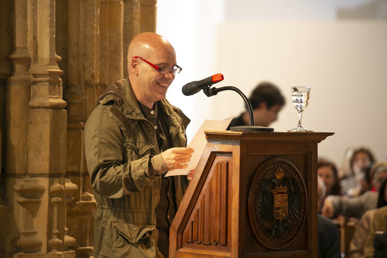 El Crucero del Hospital Real acogió ayer viernes el acto de entrega de medallas y distinciones honoríficas por parte de la UGR a miembros de la comunidad universitaria, presidido por la rectora Pilar Aranda