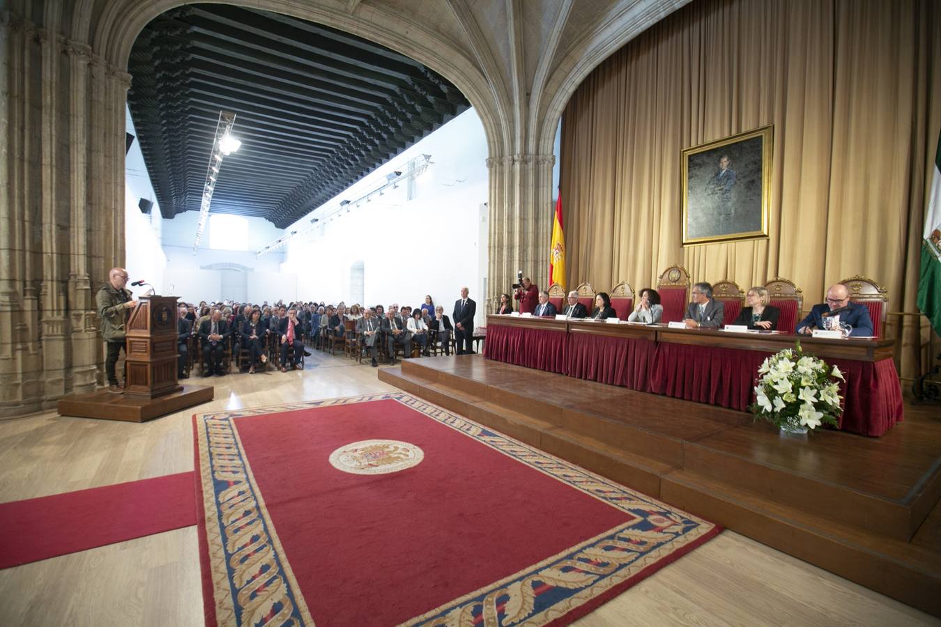 El Crucero del Hospital Real acogió ayer viernes el acto de entrega de medallas y distinciones honoríficas por parte de la UGR a miembros de la comunidad universitaria, presidido por la rectora Pilar Aranda