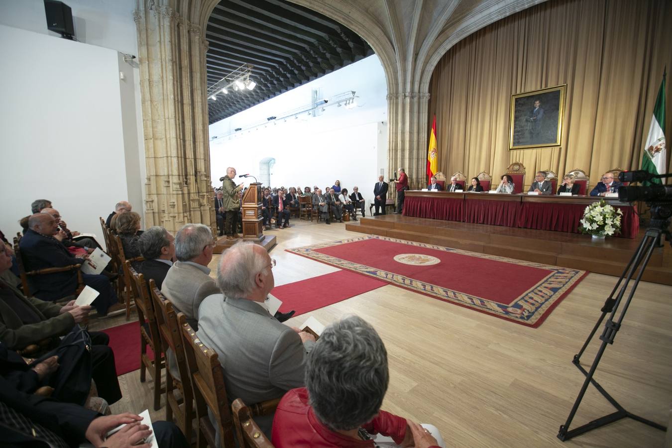 El Crucero del Hospital Real acogió ayer viernes el acto de entrega de medallas y distinciones honoríficas por parte de la UGR a miembros de la comunidad universitaria, presidido por la rectora Pilar Aranda