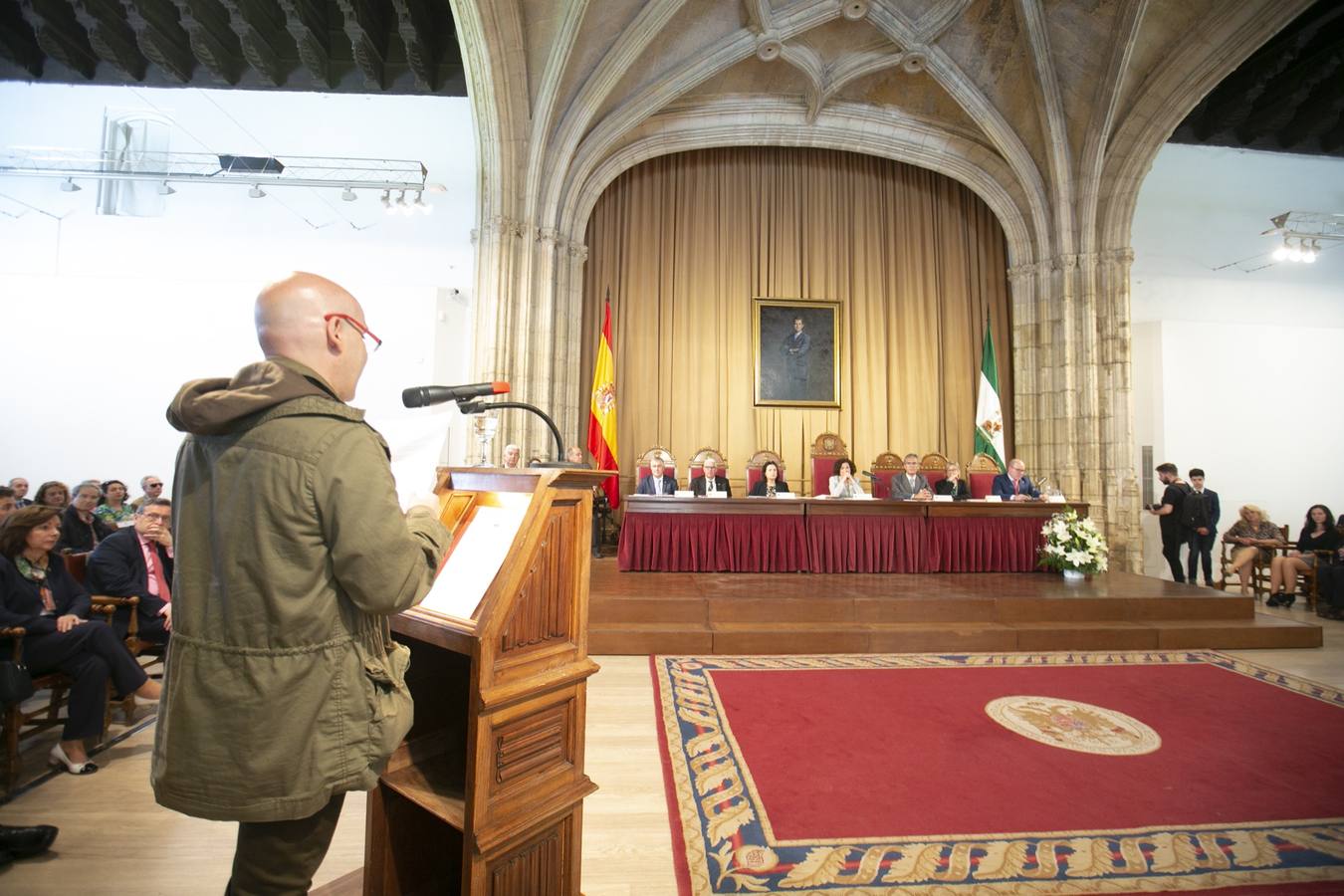 El Crucero del Hospital Real acogió ayer viernes el acto de entrega de medallas y distinciones honoríficas por parte de la UGR a miembros de la comunidad universitaria, presidido por la rectora Pilar Aranda