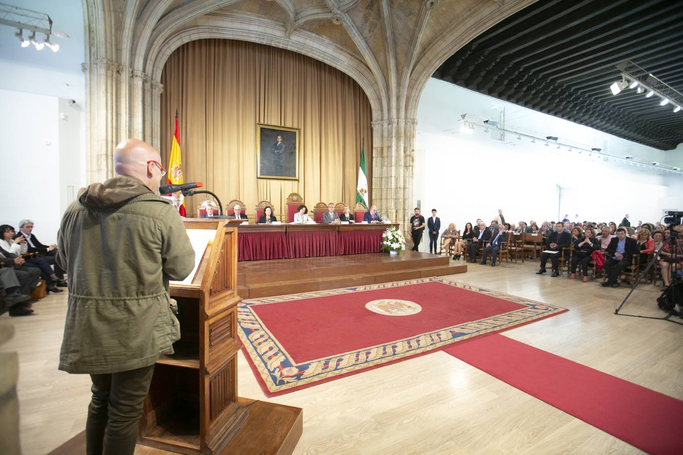 El Crucero del Hospital Real acogió ayer viernes el acto de entrega de medallas y distinciones honoríficas por parte de la UGR a miembros de la comunidad universitaria, presidido por la rectora Pilar Aranda