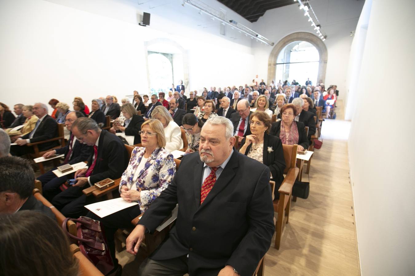 El Crucero del Hospital Real acogió ayer viernes el acto de entrega de medallas y distinciones honoríficas por parte de la UGR a miembros de la comunidad universitaria, presidido por la rectora Pilar Aranda