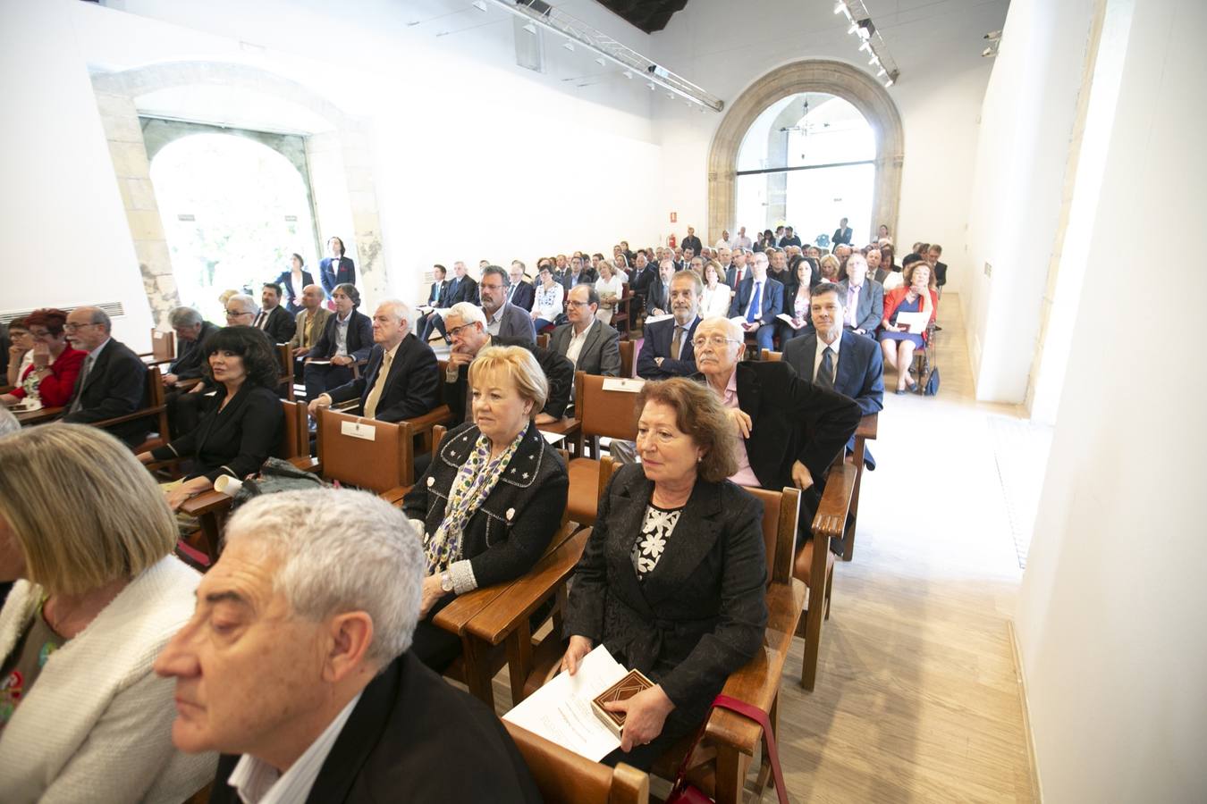 El Crucero del Hospital Real acogió ayer viernes el acto de entrega de medallas y distinciones honoríficas por parte de la UGR a miembros de la comunidad universitaria, presidido por la rectora Pilar Aranda