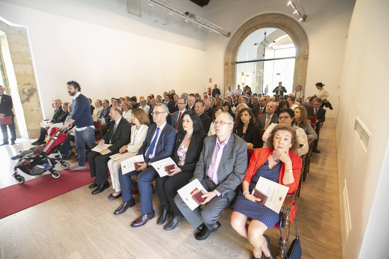 El Crucero del Hospital Real acogió ayer viernes el acto de entrega de medallas y distinciones honoríficas por parte de la UGR a miembros de la comunidad universitaria, presidido por la rectora Pilar Aranda