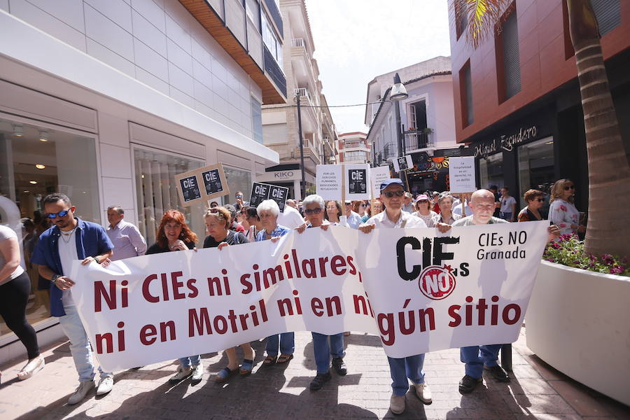 Más de 1.500 personas protestan contra la decisión del Gobierno de reformar el antiguo pabellón militar para acoger inmigrantes | Es la segunda protesta en menos de 24 horas