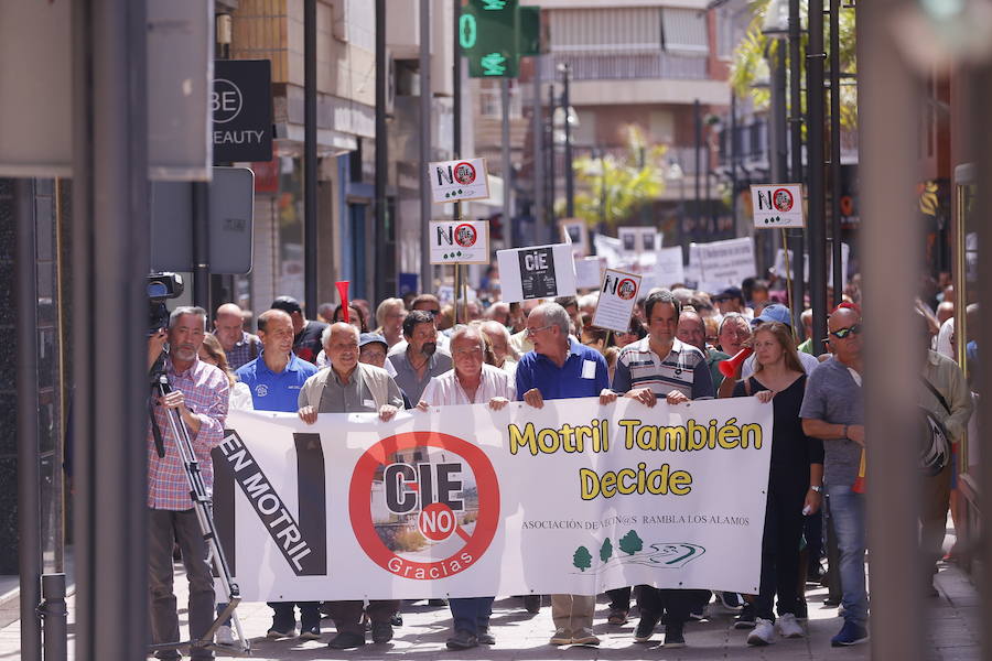 Más de 1.500 personas protestan contra la decisión del Gobierno de reformar el antiguo pabellón militar para acoger inmigrantes | Es la segunda protesta en menos de 24 horas