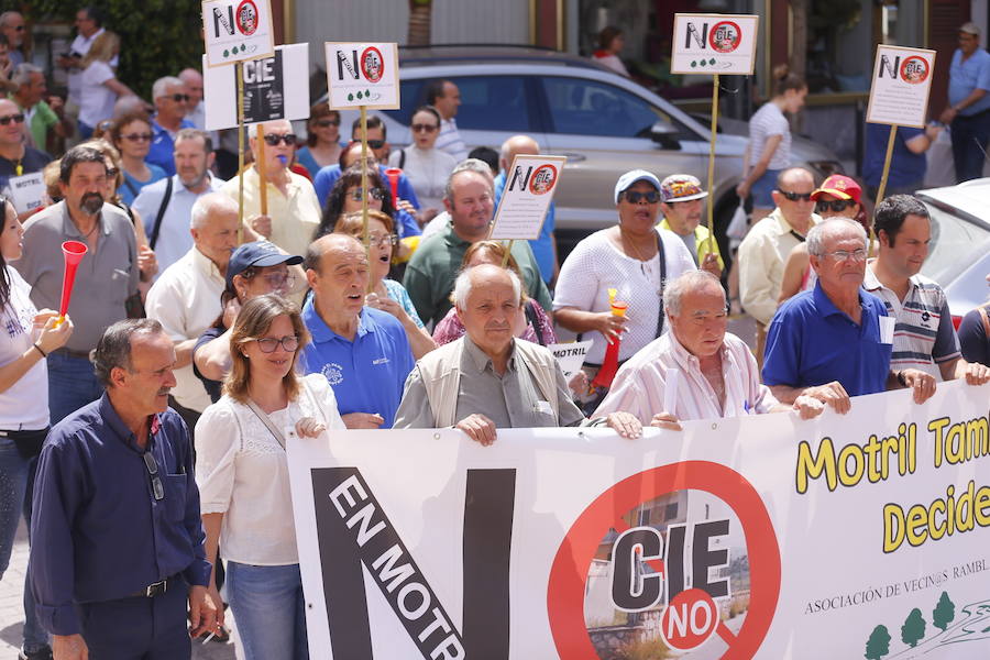 Más de 1.500 personas protestan contra la decisión del Gobierno de reformar el antiguo pabellón militar para acoger inmigrantes | Es la segunda protesta en menos de 24 horas