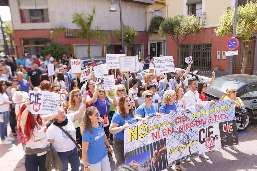Más de 1.500 personas protestan contra la decisión del Gobierno de reformar el antiguo pabellón militar para acoger inmigrantes | Es la segunda protesta en menos de 24 horas