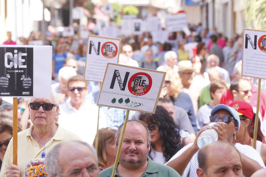 Más de 1.500 personas protestan contra la decisión del Gobierno de reformar el antiguo pabellón militar para acoger inmigrantes | Es la segunda protesta en menos de 24 horas