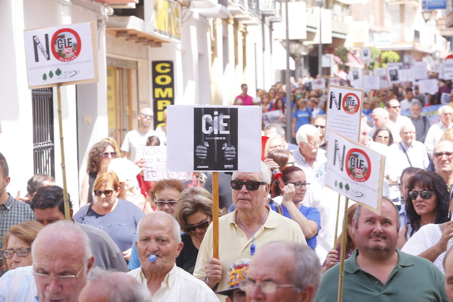 Más de 1.500 personas protestan contra la decisión del Gobierno de reformar el antiguo pabellón militar para acoger inmigrantes | Es la segunda protesta en menos de 24 horas