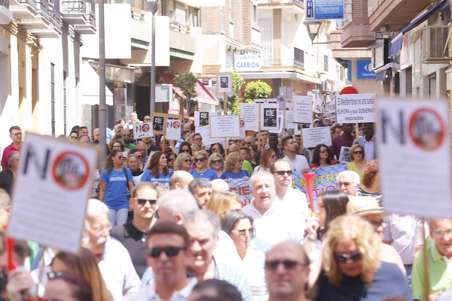 Más de 1.500 personas protestan contra la decisión del Gobierno de reformar el antiguo pabellón militar para acoger inmigrantes | Es la segunda protesta en menos de 24 horas