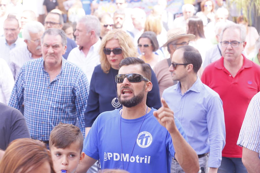 Más de 1.500 personas protestan contra la decisión del Gobierno de reformar el antiguo pabellón militar para acoger inmigrantes | Es la segunda protesta en menos de 24 horas