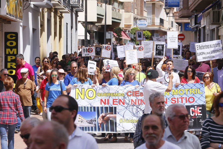 Más de 1.500 personas protestan contra la decisión del Gobierno de reformar el antiguo pabellón militar para acoger inmigrantes | Es la segunda protesta en menos de 24 horas