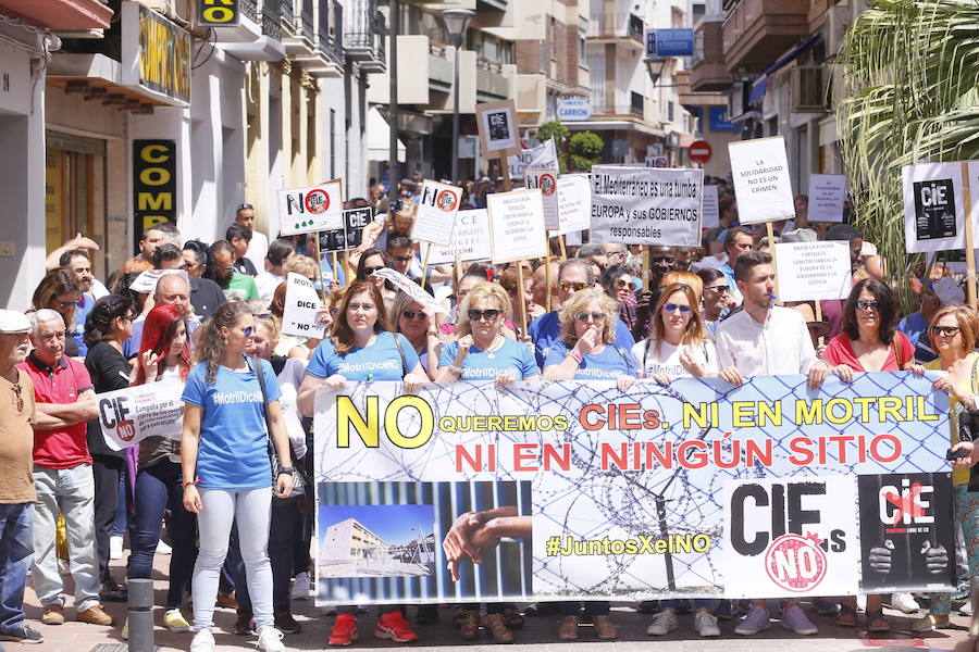 Más de 1.500 personas protestan contra la decisión del Gobierno de reformar el antiguo pabellón militar para acoger inmigrantes | Es la segunda protesta en menos de 24 horas