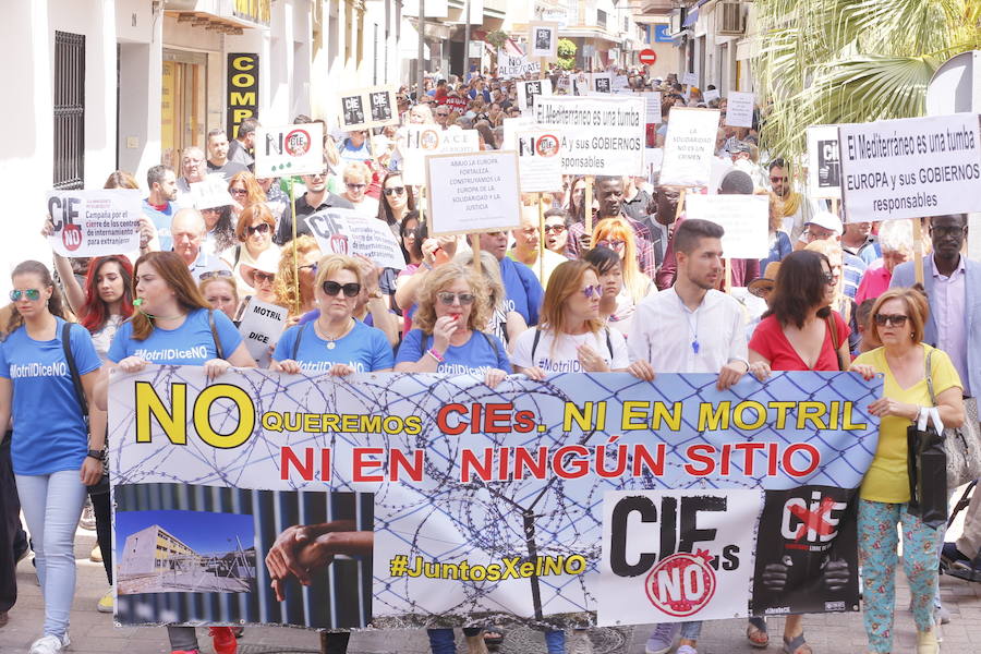 Más de 1.500 personas protestan contra la decisión del Gobierno de reformar el antiguo pabellón militar para acoger inmigrantes | Es la segunda protesta en menos de 24 horas