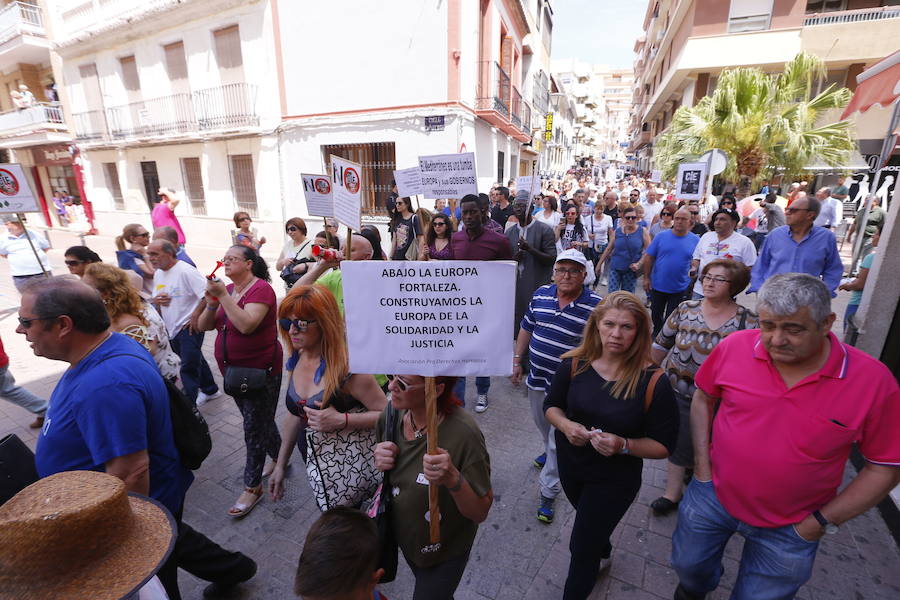 Más de 1.500 personas protestan contra la decisión del Gobierno de reformar el antiguo pabellón militar para acoger inmigrantes | Es la segunda protesta en menos de 24 horas