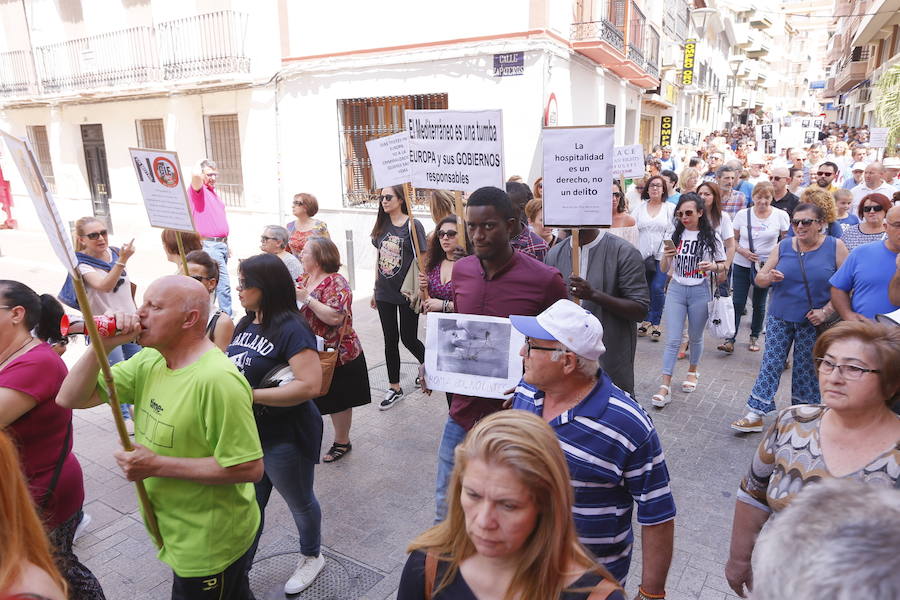 Más de 1.500 personas protestan contra la decisión del Gobierno de reformar el antiguo pabellón militar para acoger inmigrantes | Es la segunda protesta en menos de 24 horas
