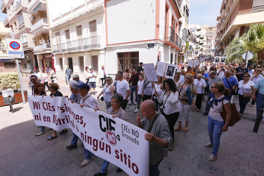 Más de 1.500 personas protestan contra la decisión del Gobierno de reformar el antiguo pabellón militar para acoger inmigrantes | Es la segunda protesta en menos de 24 horas