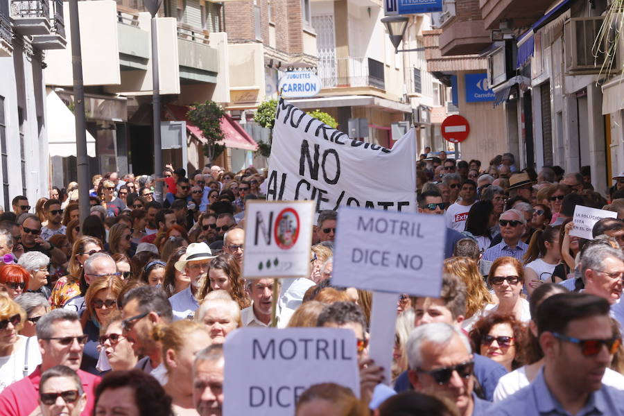 Más de 1.500 personas protestan contra la decisión del Gobierno de reformar el antiguo pabellón militar para acoger inmigrantes | Es la segunda protesta en menos de 24 horas