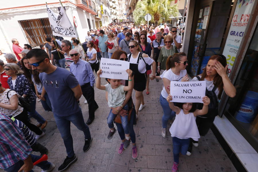 Más de 1.500 personas protestan contra la decisión del Gobierno de reformar el antiguo pabellón militar para acoger inmigrantes | Es la segunda protesta en menos de 24 horas