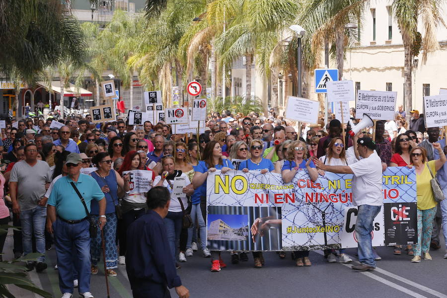 Más de 1.500 personas protestan contra la decisión del Gobierno de reformar el antiguo pabellón militar para acoger inmigrantes | Es la segunda protesta en menos de 24 horas