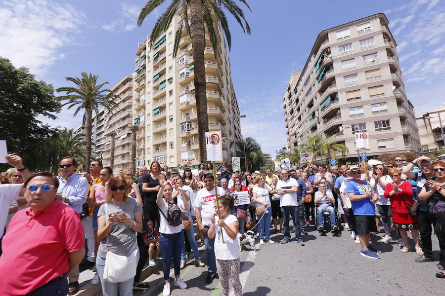 Más de 1.500 personas protestan contra la decisión del Gobierno de reformar el antiguo pabellón militar para acoger inmigrantes | Es la segunda protesta en menos de 24 horas