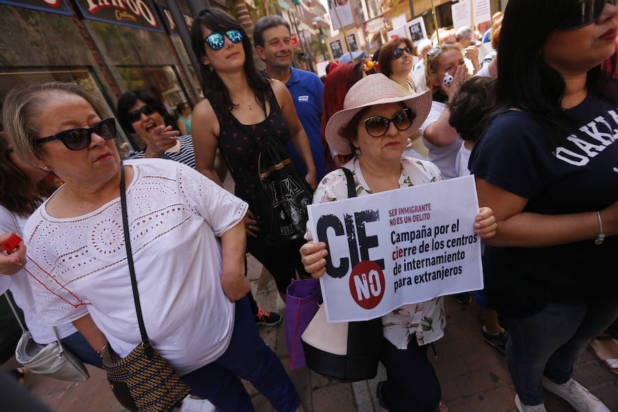 Más de 1.500 personas protestan contra la decisión del Gobierno de reformar el antiguo pabellón militar para acoger inmigrantes | Es la segunda protesta en menos de 24 horas