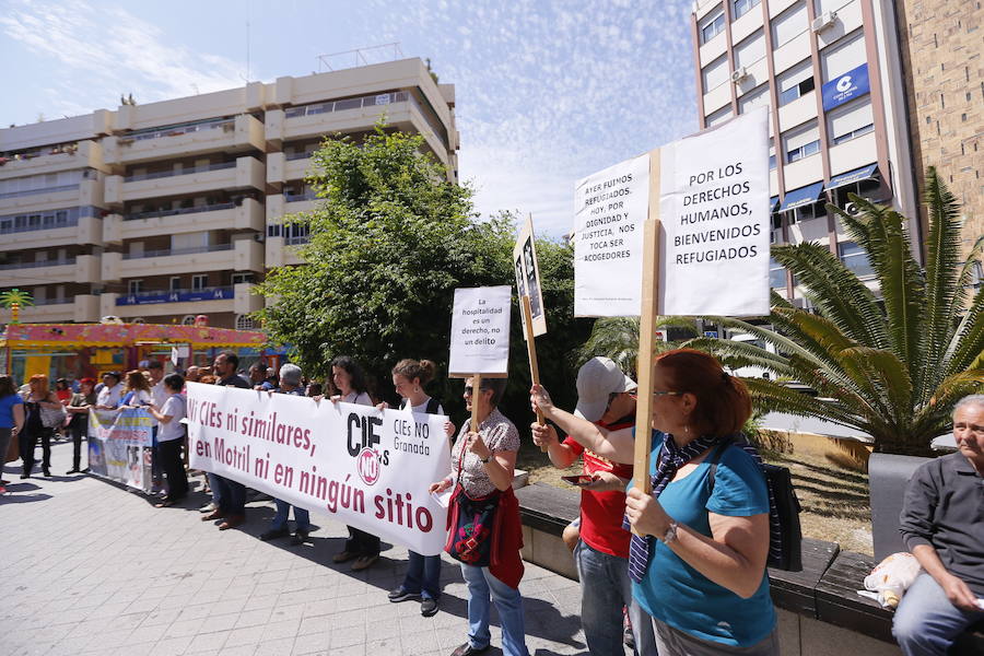 Más de 1.500 personas protestan contra la decisión del Gobierno de reformar el antiguo pabellón militar para acoger inmigrantes | Es la segunda protesta en menos de 24 horas