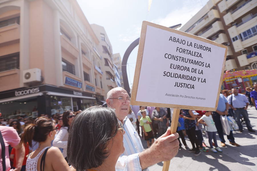 Más de 1.500 personas protestan contra la decisión del Gobierno de reformar el antiguo pabellón militar para acoger inmigrantes | Es la segunda protesta en menos de 24 horas