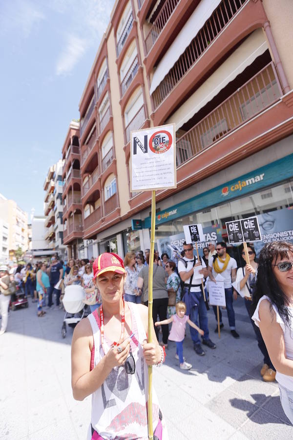 Más de 1.500 personas protestan contra la decisión del Gobierno de reformar el antiguo pabellón militar para acoger inmigrantes | Es la segunda protesta en menos de 24 horas
