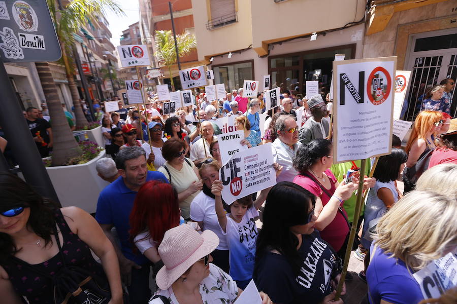 Más de 1.500 personas protestan contra la decisión del Gobierno de reformar el antiguo pabellón militar para acoger inmigrantes | Es la segunda protesta en menos de 24 horas