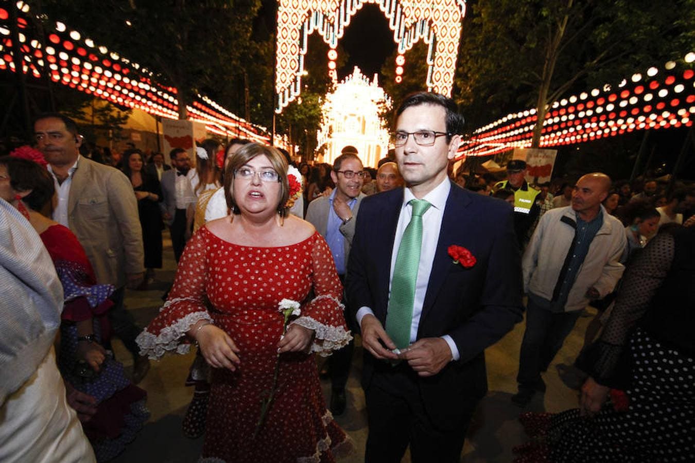 l alcalde de la ciudad, Francisco Cuenca, dejaba que Maribel Medina Corral fuera la encargada de pulsar el botón que obraba el milagro de la luz