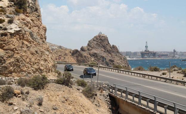 Heridos tres adultos y un niño en una colisión entre dos turismos en Almería