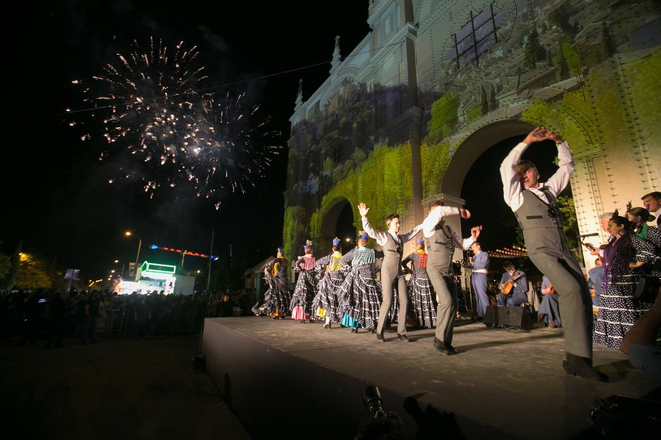 l alcalde de la ciudad, Francisco Cuenca, dejaba que Maribel Medina Corral fuera la encargada de pulsar el botón que obraba el milagro de la luz