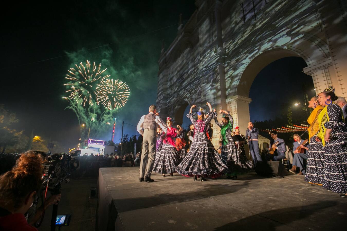 l alcalde de la ciudad, Francisco Cuenca, dejaba que Maribel Medina Corral fuera la encargada de pulsar el botón que obraba el milagro de la luz