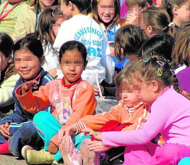 Grupo de niños de diferentes etnias en el patio de un colegio de la capital. 