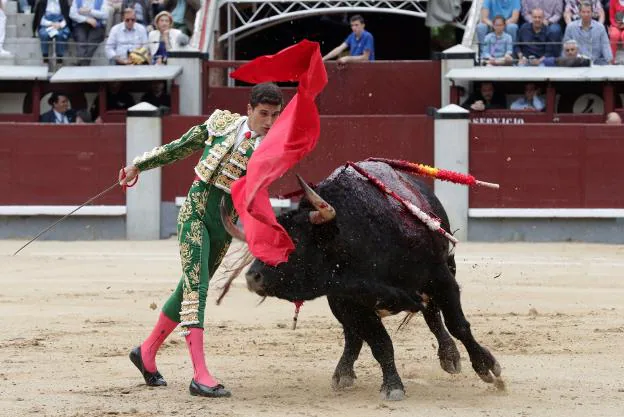 El diestro José Carlos Venegas da un pase a su primer astado. 