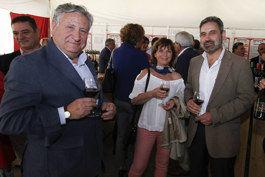 Con un sol radiante, el ferial empezó a llenarse de buen ambiente, mejor comida, y ganas de fiesta. Para ver todas las fotos del Corpus,  en este enlace .