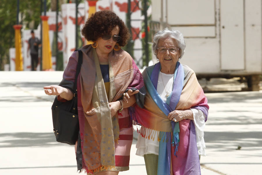 Con un sol radiante, el ferial empezó a llenarse de buen ambiente, mejor comida, y ganas de fiesta