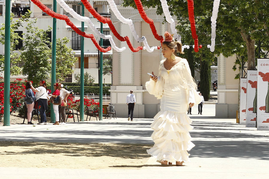Con un sol radiante, el ferial empezó a llenarse de buen ambiente, mejor comida, y ganas de fiesta