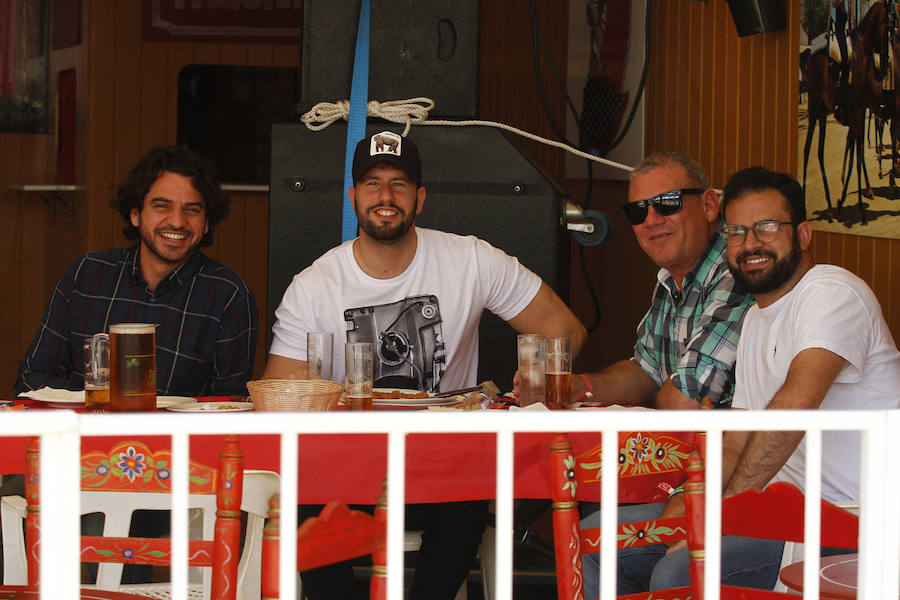 Con un sol radiante, el ferial empezó a llenarse de buen ambiente, mejor comida, y ganas de fiesta