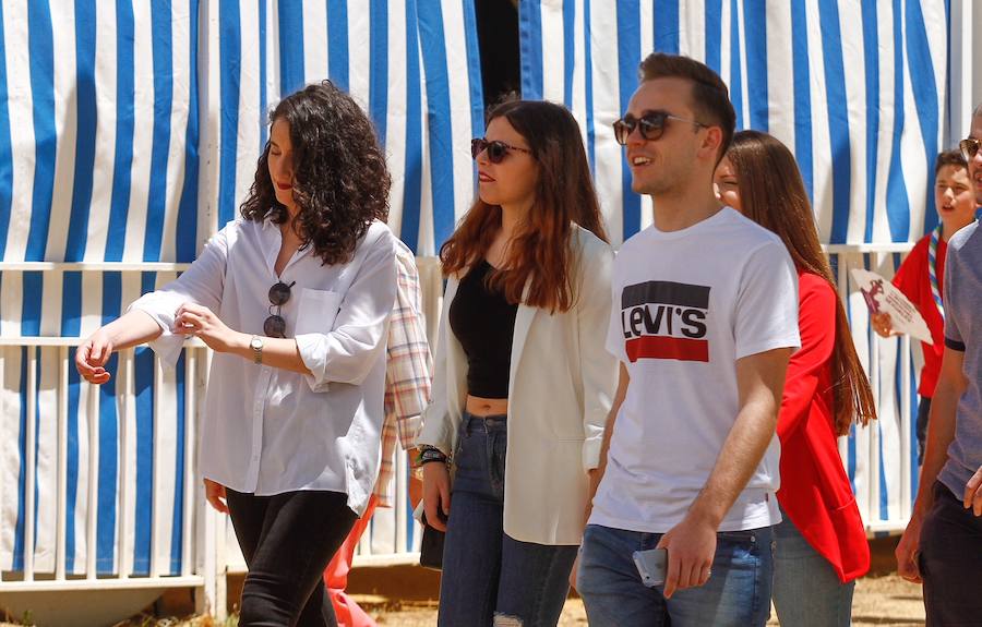 Con un sol radiante, el ferial empezó a llenarse de buen ambiente, mejor comida, y ganas de fiesta. Para ver todas las fotos del Corpus,  en este enlace .